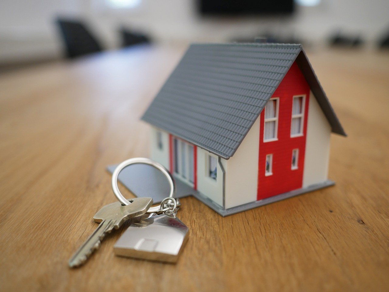 Kupno domu przez biuro nieruchomości – na co zwrócić uwagę?